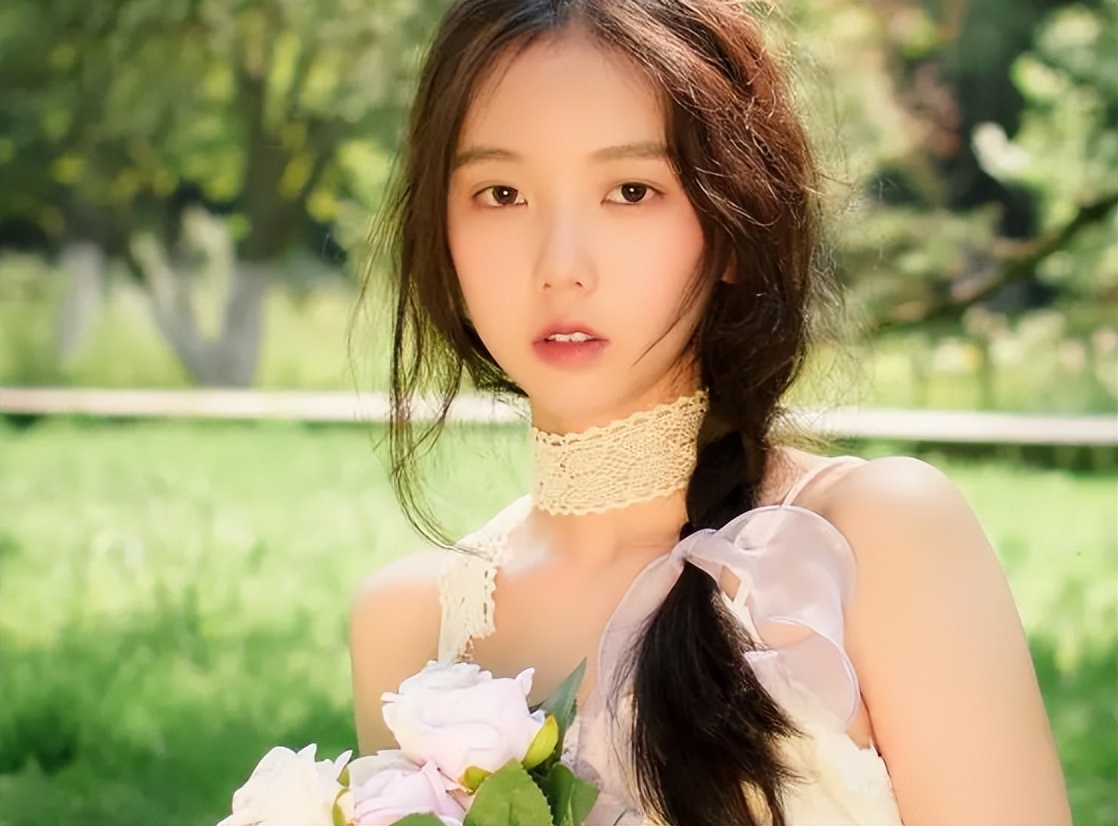 女孩老是抠腿是怎么回事,女孩子经常叉着腿坏处是什么