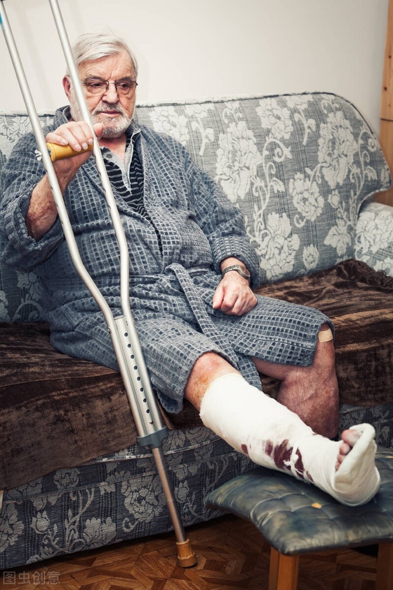 黄鼠狼光咬病鸡的原因在哪里,如果鸡被黄鼠狼咬伤了还会活吗