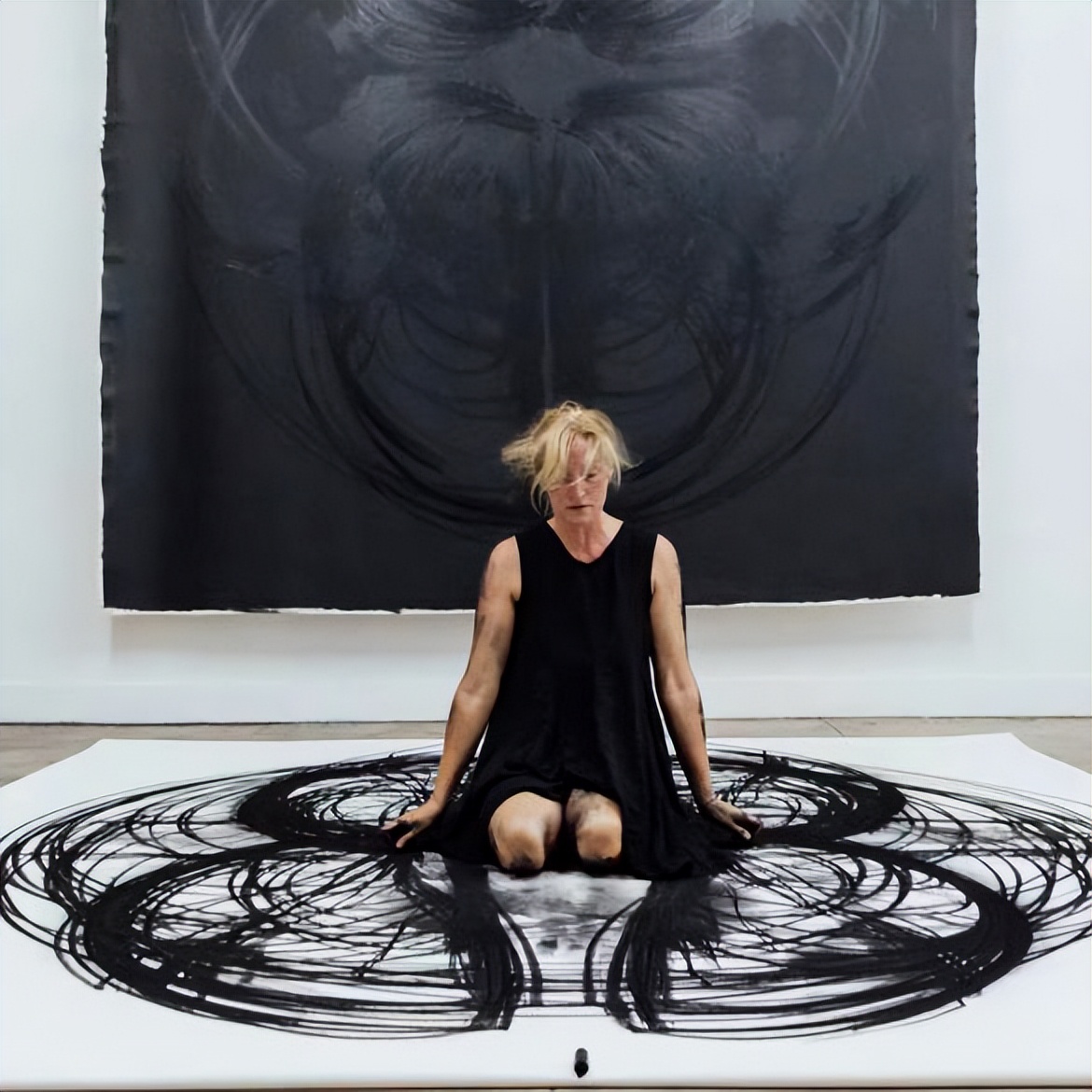 屁屁竟然也可以用来画画，网友：画面太美我不敢看