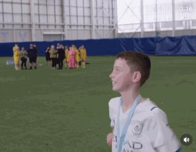 英格兰大胜被一暖心动作抢走风头，当事人发文解释后2小时获赞54万