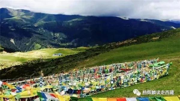 读走*藏西**·昌都|日沃白玛神山,一朵在绿毯中盛开的莲花