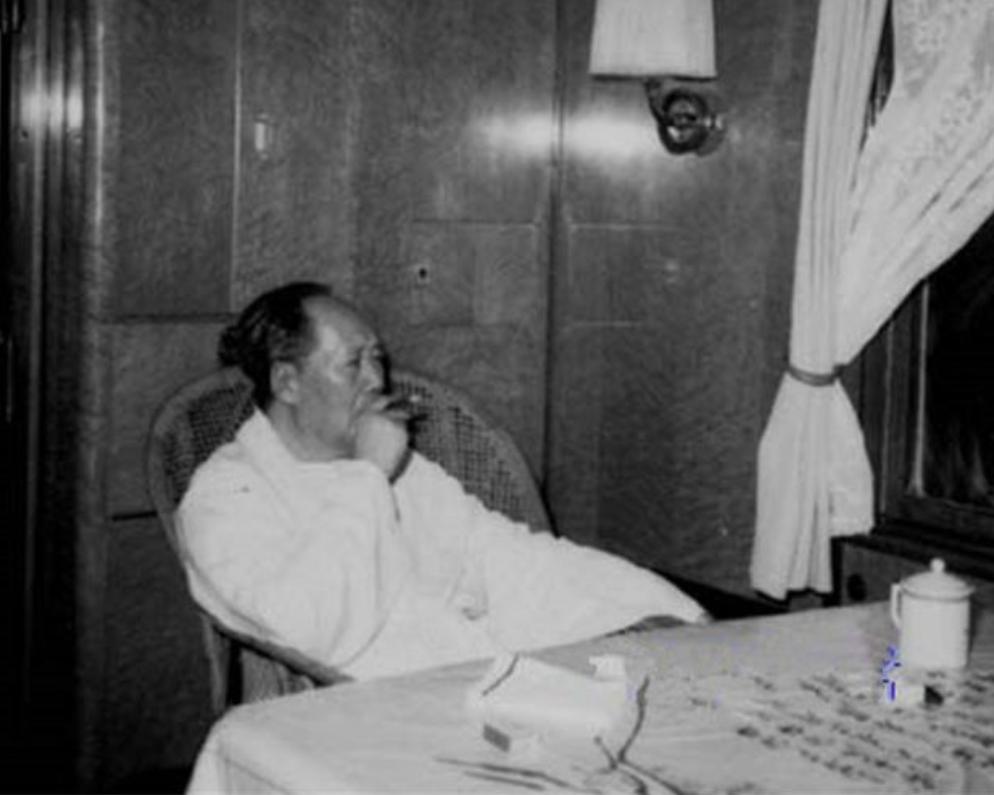 *先念李**抽雪茄，毛主席看了半天：有这么好的烟，怎么不早点拿出来