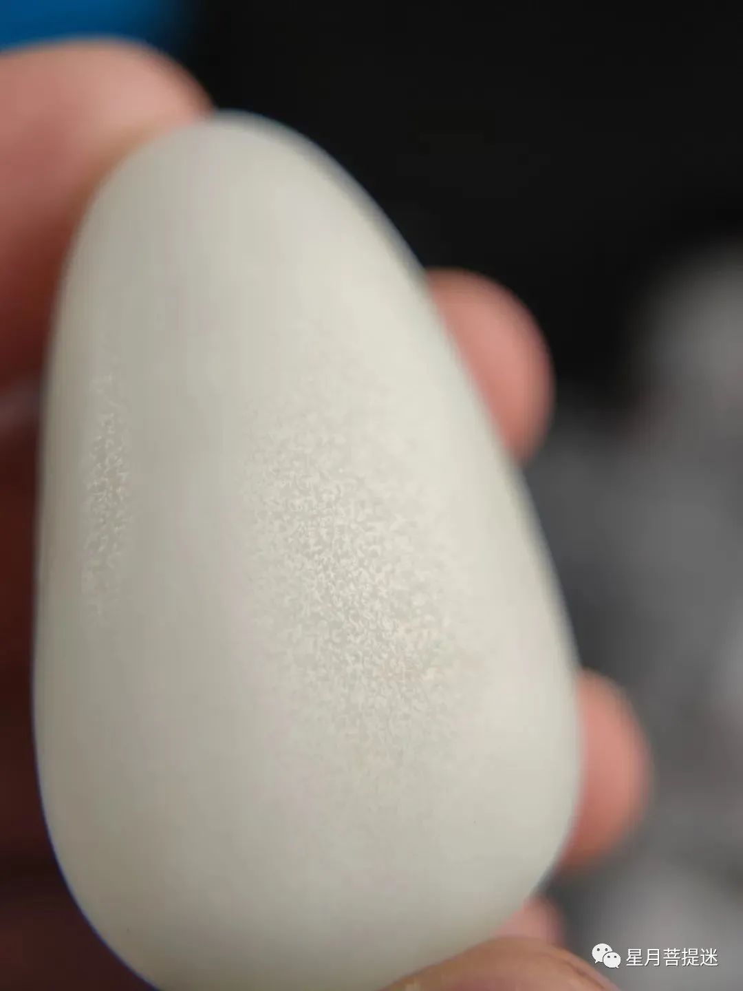 和田玉籽料棉与白皮的区别,染色和田玉籽料盘玩会掉色吗