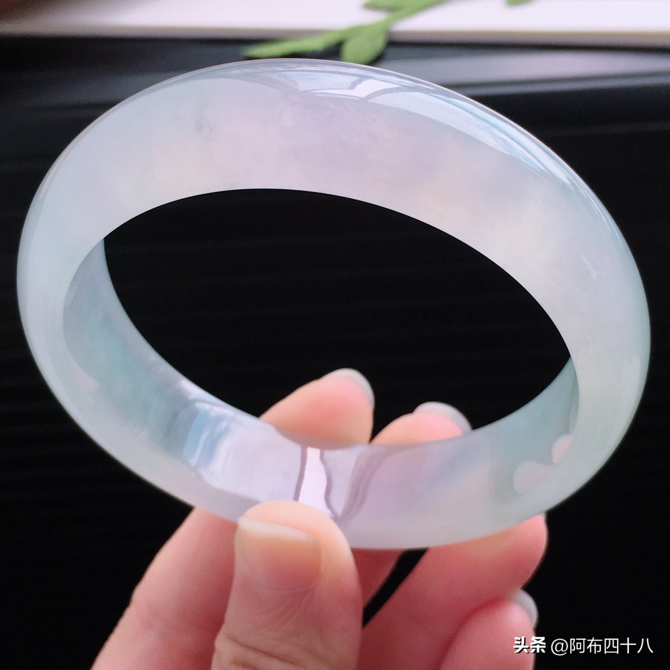 翡翠冰淡春彩,天然翡翠冰种飘绿如意