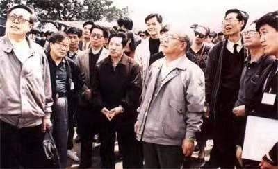 他是原重庆市市长，促进重庆改革开放，后官至四川省长，享年70岁