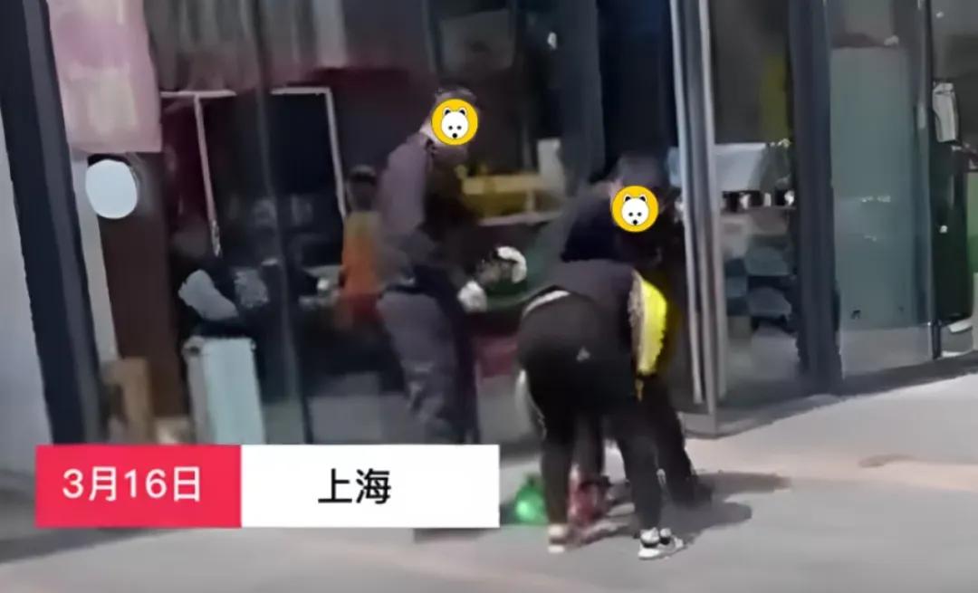 上海一男子当街行凶打女子,上海一男子当街行凶被群殴