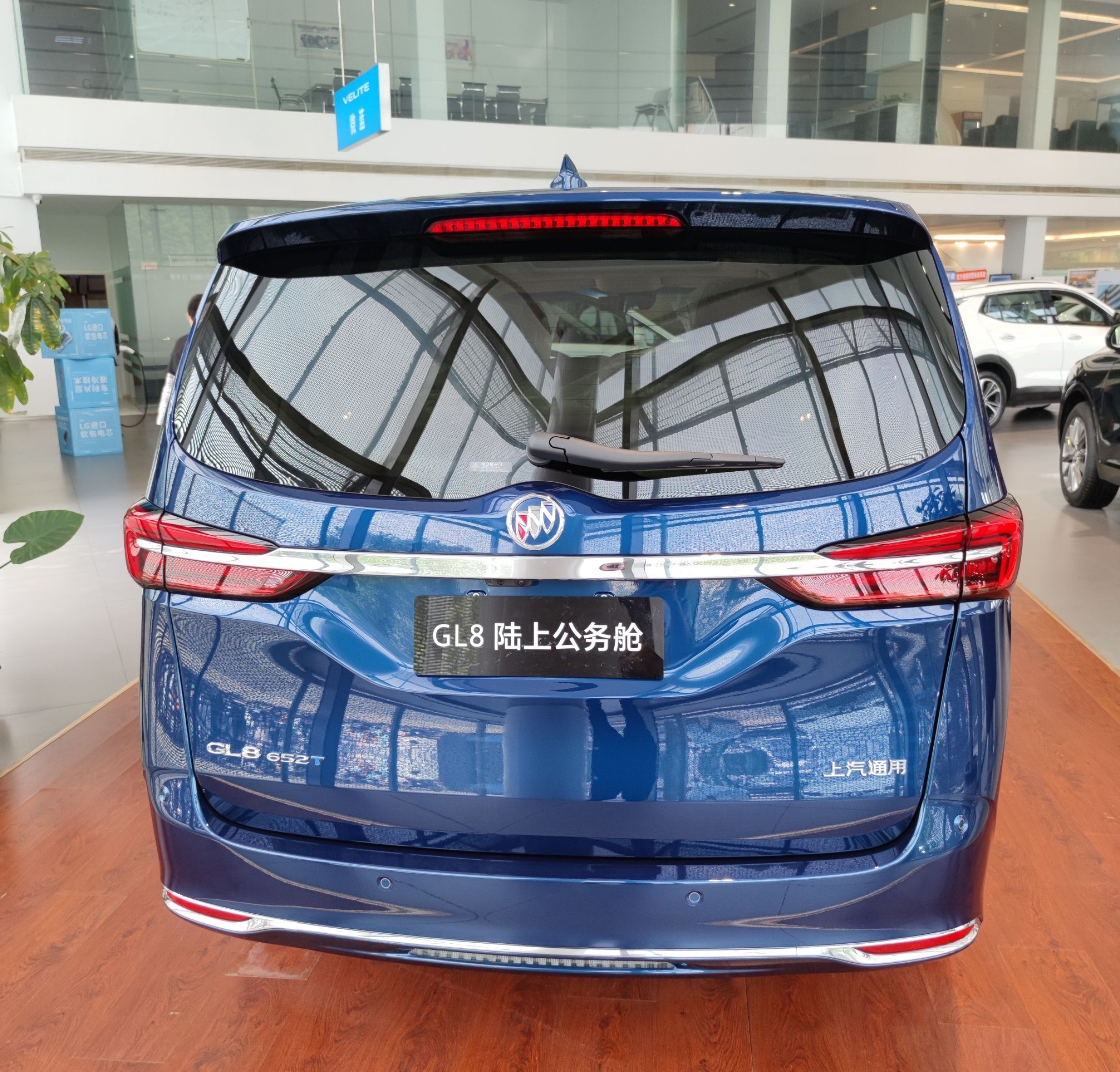 别克gl8商务车和大众威然哪个好,2022年别克gl8商务车多少钱