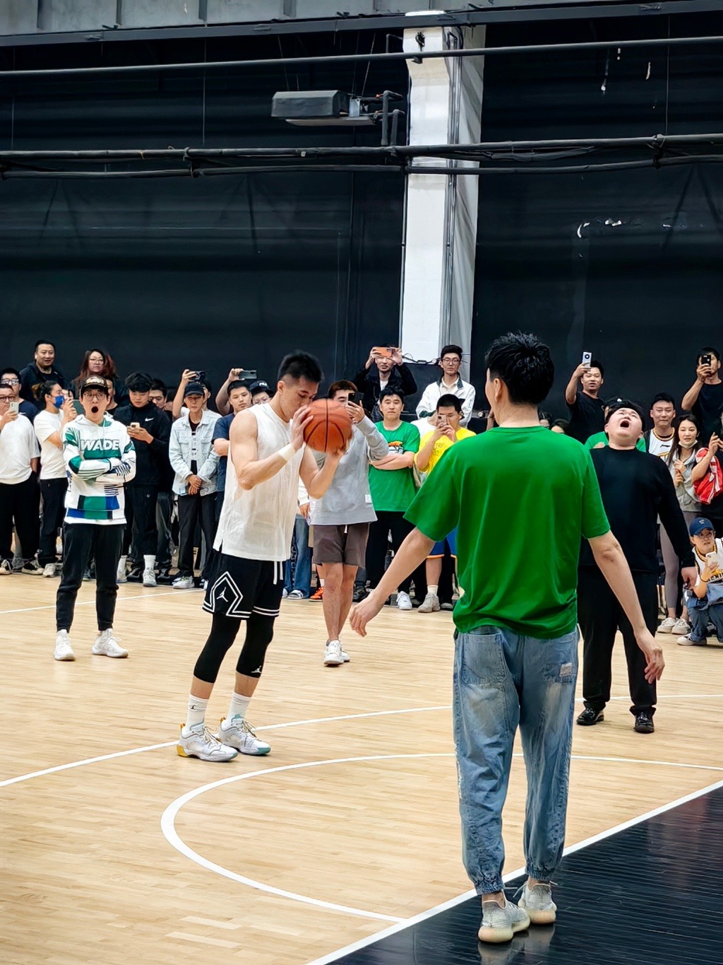 郭艾伦夺冠回沈阳机场穿的短裤,郭艾伦重回赛场观众欢呼声