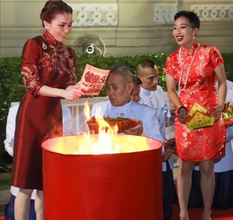 苏提达白珍珠饰品,苏提达红宝石项链照片