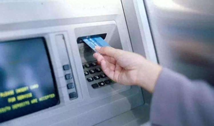 银行卡没钱了怎么办？是销户还是留着？银行员工：弄错了吃大亏！