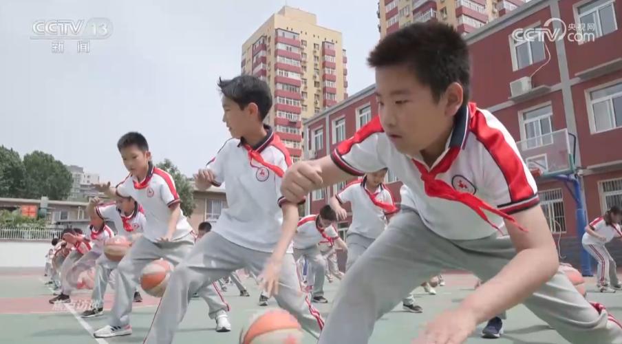 焦点访谈：让孩子们跑起来