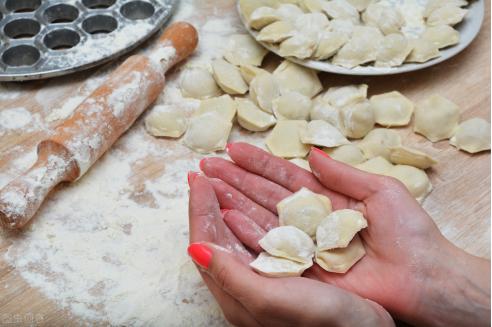要包的饺子怎么保鲜好不用放冰箱,包好的饺子怎样保存才不破皮