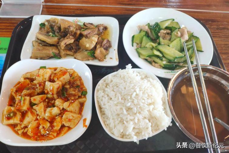北大新生晒出食堂饭菜,北大新生晒食堂饭菜网友酸了