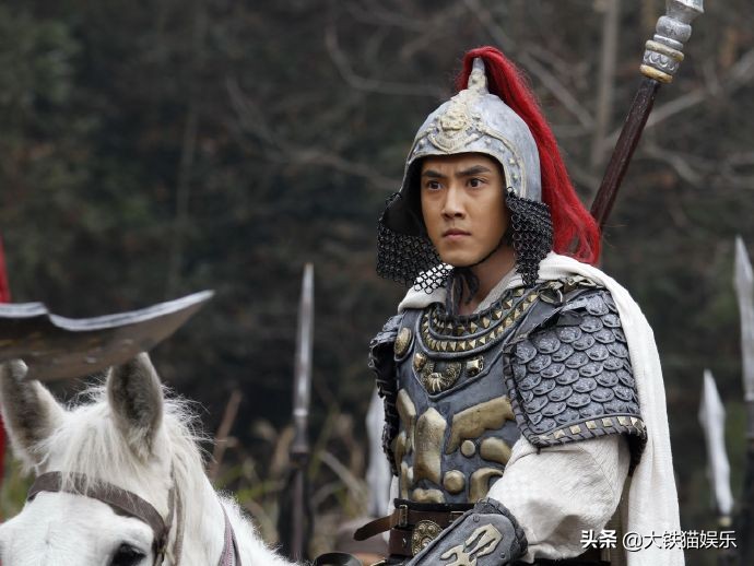 同样是演“俏罗成”，有人俊而不娘，有人油腻耍帅，放一起差距大