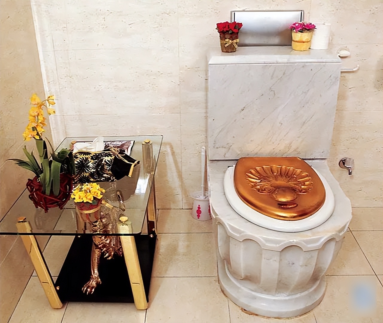 恋人妻、追青霞、混黑道、建豪宅，“武侠片之父”的江湖往事……