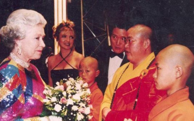 少林寺释永信一年收入多少钱,现在释永信方丈为什么不披袈裟