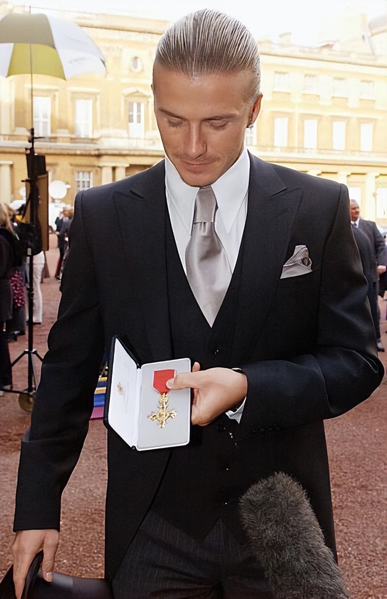 女王授勋贝克汉姆,第一任球王贝利