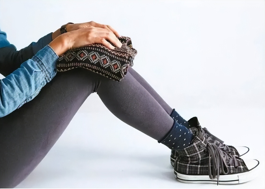 走路膝盖突然软一下吃氨糖行吗,走路时候膝盖突然软一下什么原因