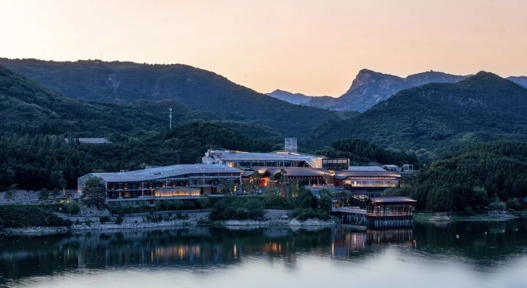 雁柏山庄的夜景,雁柏山庄远景