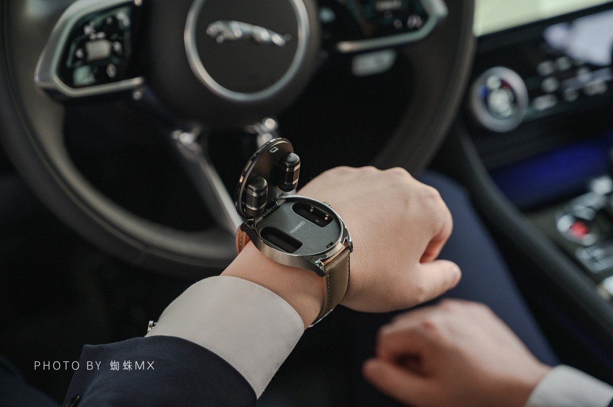 华为WATCHBuds耳机表体验：弹盖屏幕+磁吸耳机，这创意值100分