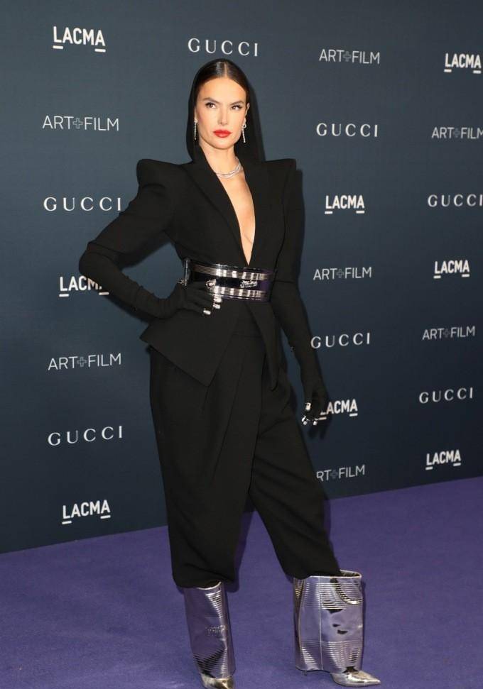 姐妹同场竞艳，肯豆完胜卡戴珊，网友：金姐就像垃圾袋蒙住一坨肉