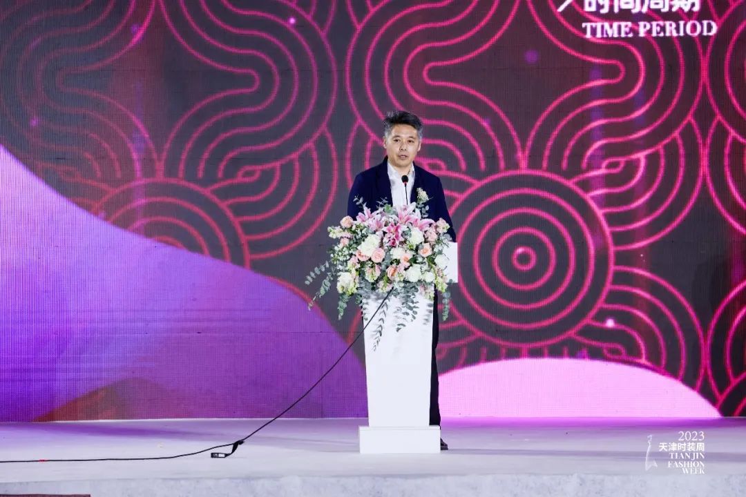 皮尔卡丹把时尚带入中国,皮尔卡丹中国服装展