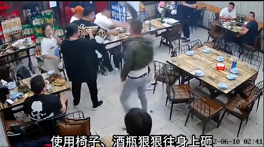 四名壮汉围殴女子一家后续,几名男子围殴脚踹女生