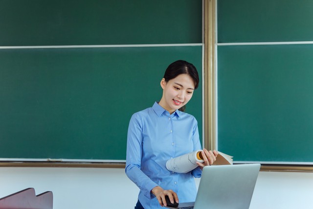 现在学校的老师做教学是副业,老师的教学已经成为副业