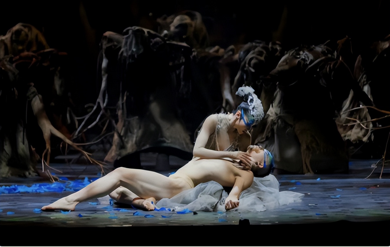 “裸体”艺术，64岁杨丽萍的孔雀舞，真的不是在公开耍流氓？