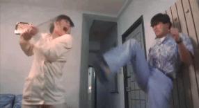 剧中令人胆颤的“假戏真做”，是真敬业还是借拍戏之名真“霸凌”