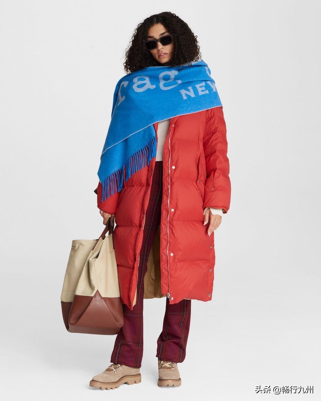 秋冬流行的大牌围巾,必备的三款颜色围巾