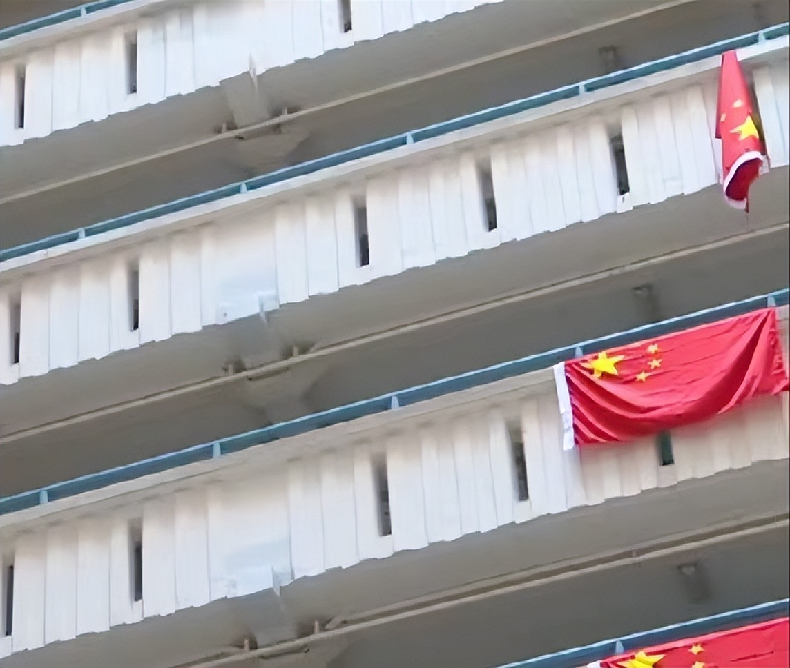 香港居民楼挂五星红旗图文,香港居民楼五星红旗