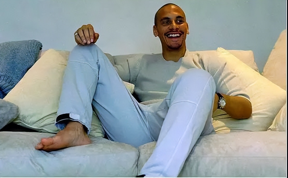 梅西首秀进球小罗,大罗给梅西颁奖