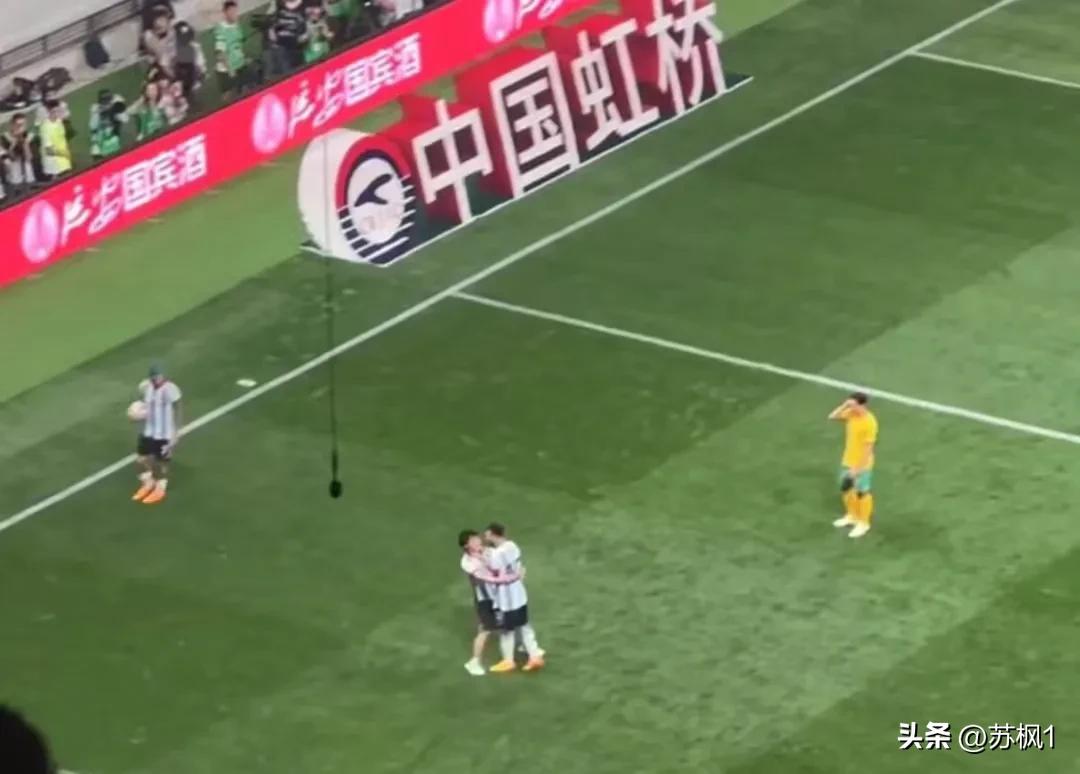 球迷冲进球场拥抱梅西被拘留,球迷冲进球场拥抱梅西拘留