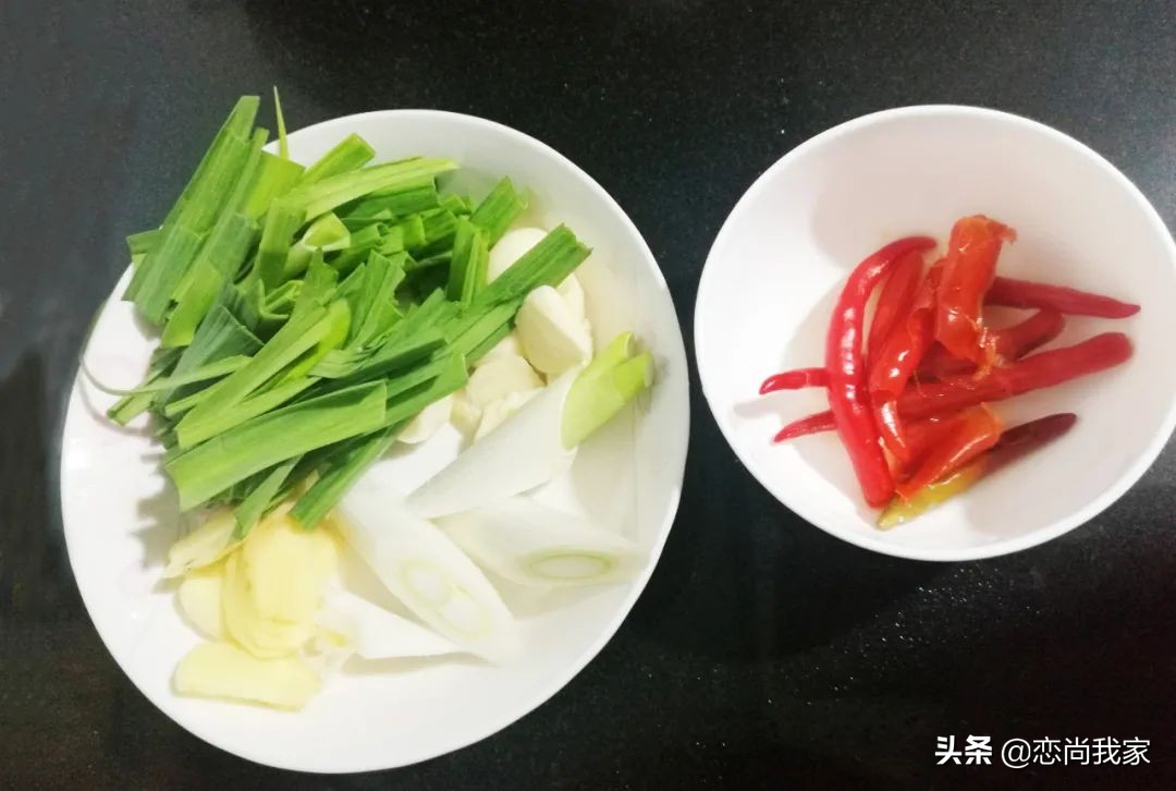 这个泡椒洋葱红烧鸡过年家里聚餐可以有，鸡肉去腥焯水就错了