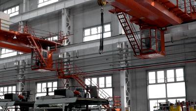 开吊车的女司机很漂亮,开天车女司机