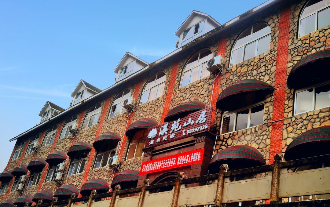 成都重金引进花水湾天然万年古海温泉,装修极尽奢华,紧邻雪山