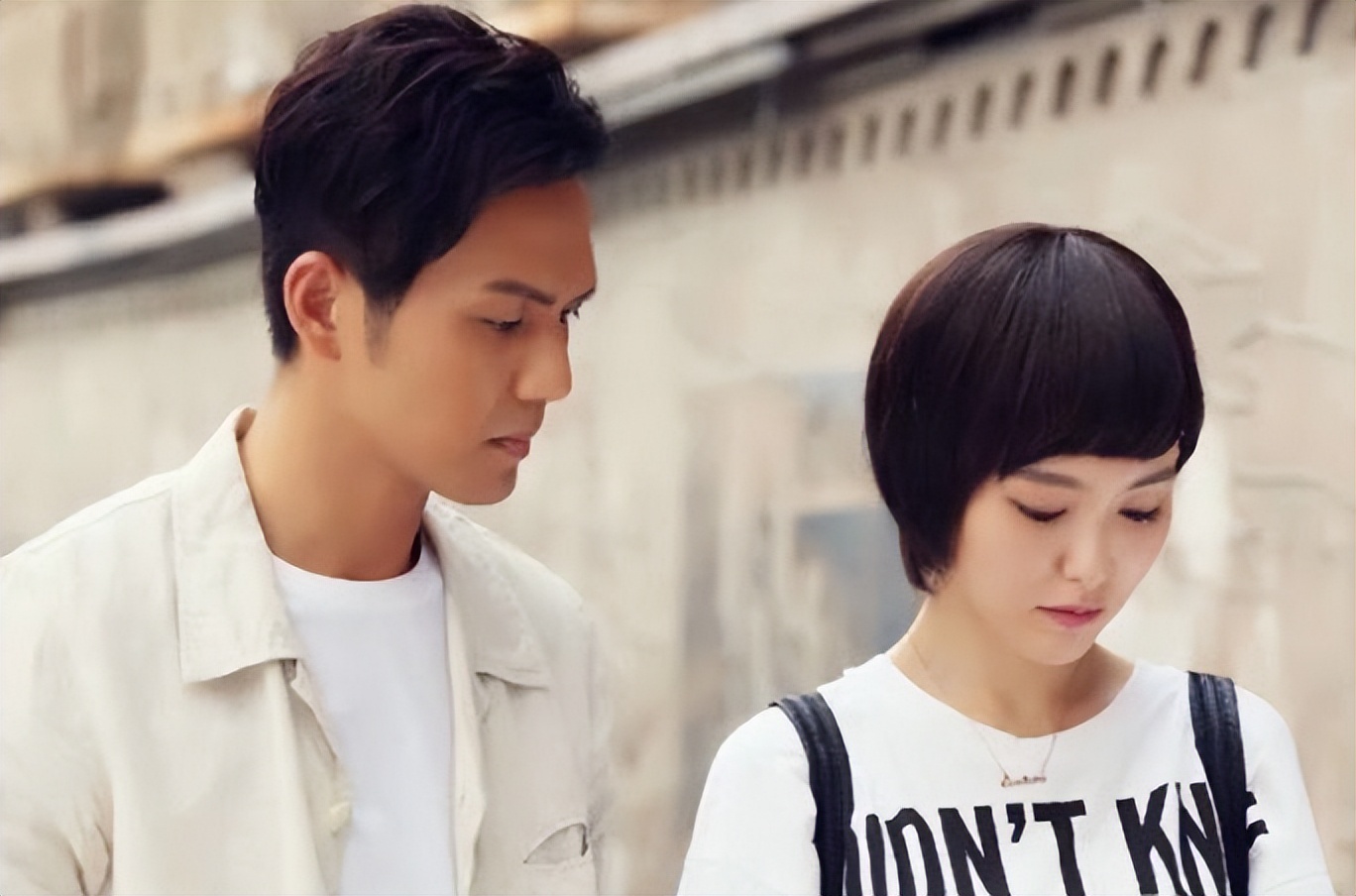 “花钱如流水”唐嫣：一个手机壳价值四万，她为何频穿假货走秀？