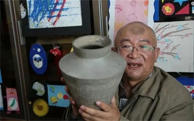 七旬老人50年收藏千万,老人痴迷古玩