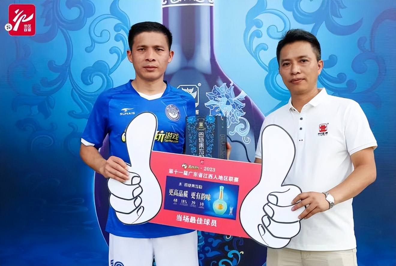 追奔露宿青海月，夺城夜蹋黄河冰。铁衣度碛雨飒飒，战鼓上陇雷凭