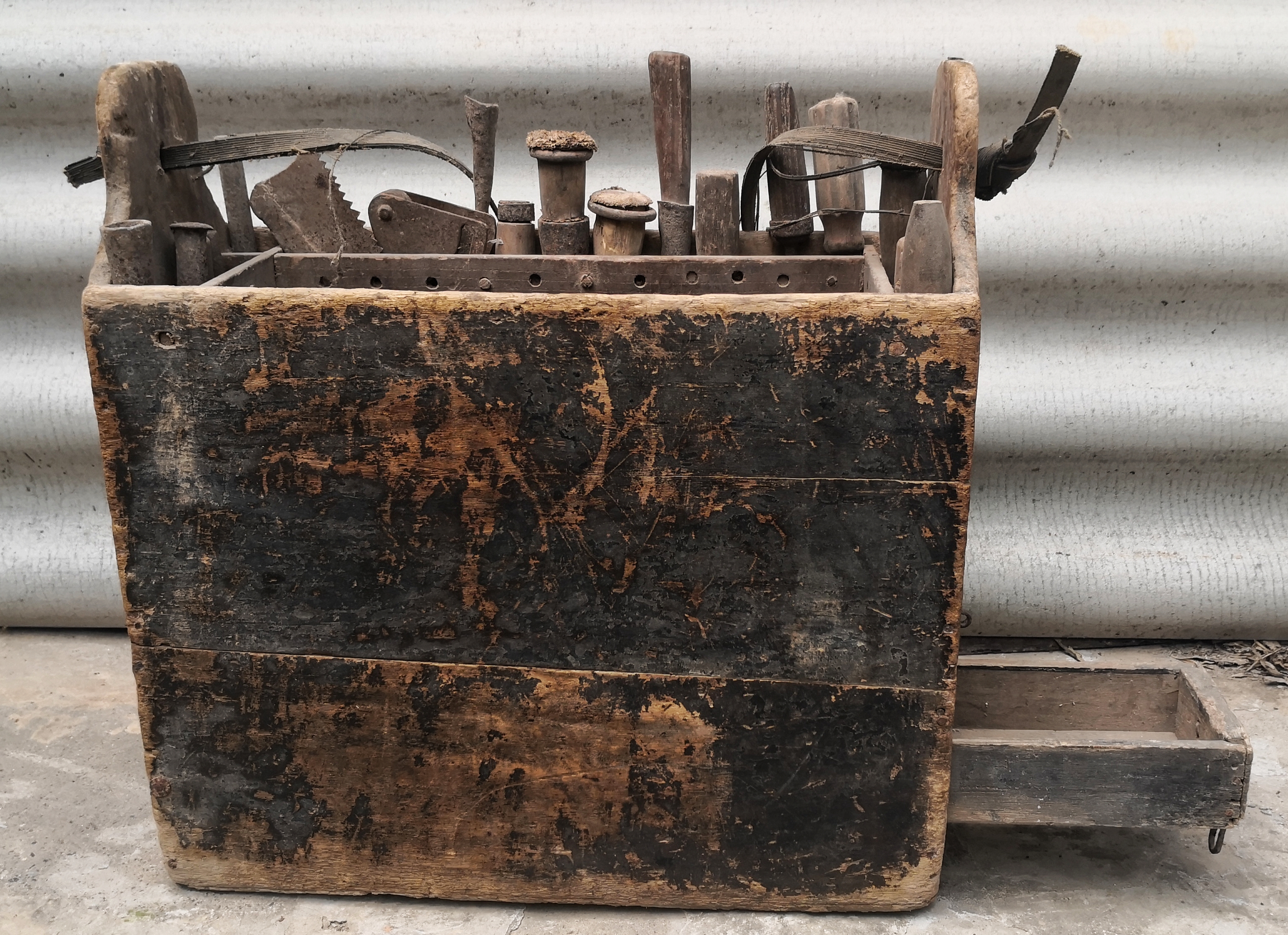 一套来自两千年前的木工工具,100年前的木工工具箱