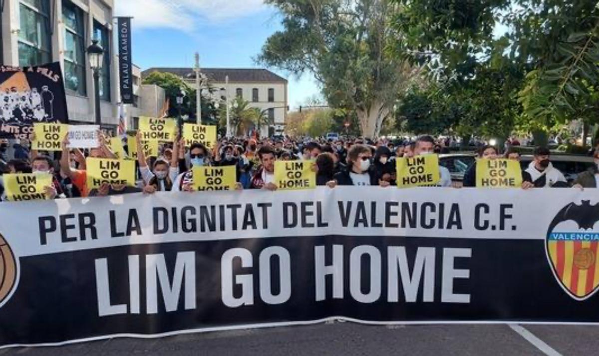 瓦伦西亚对球迷道歉,瓦伦西亚球迷被骂