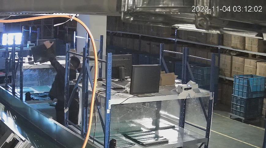 他们假装应聘偷偷潜入电商公司，目的竟是......