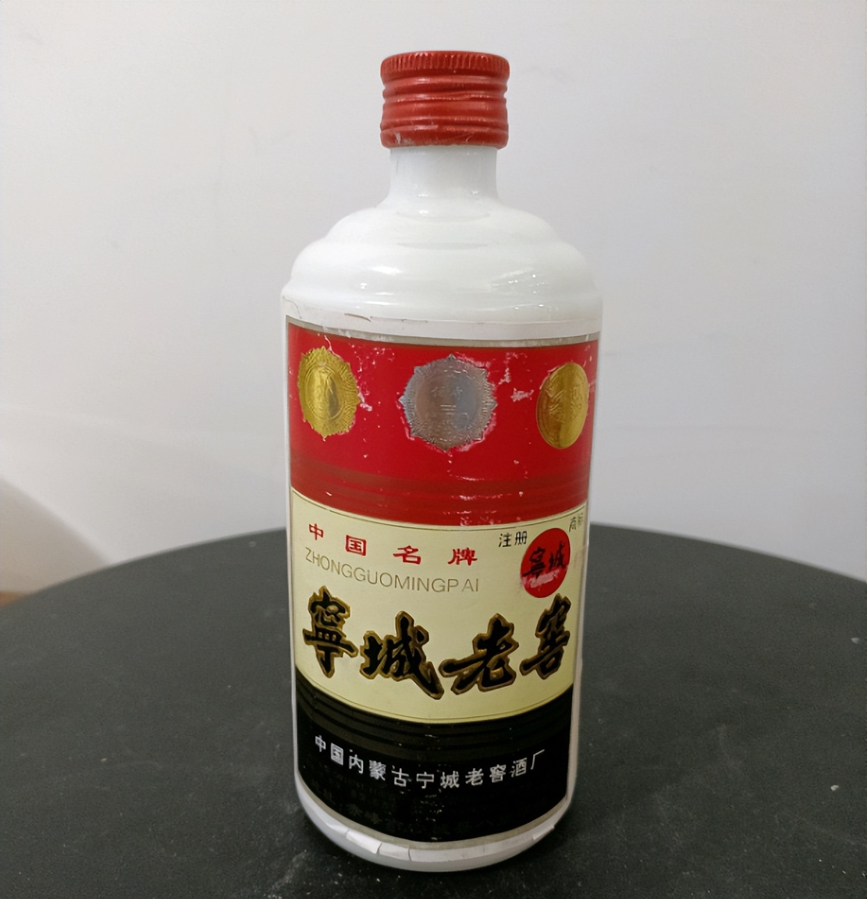 实体店买的酒怎么比网上贵好多,同一款酒不同商超价格不一样