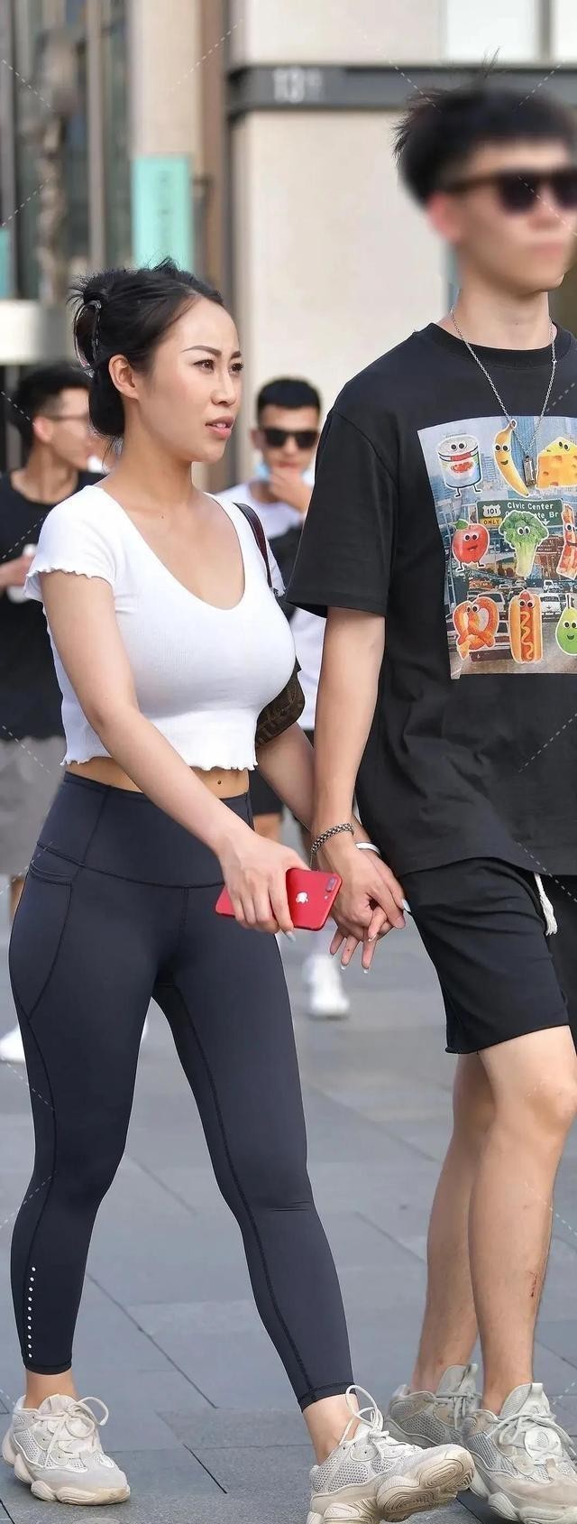 牛仔裤怎么穿搭显高显瘦,牛仔裤穿搭提升气质美得不可方物