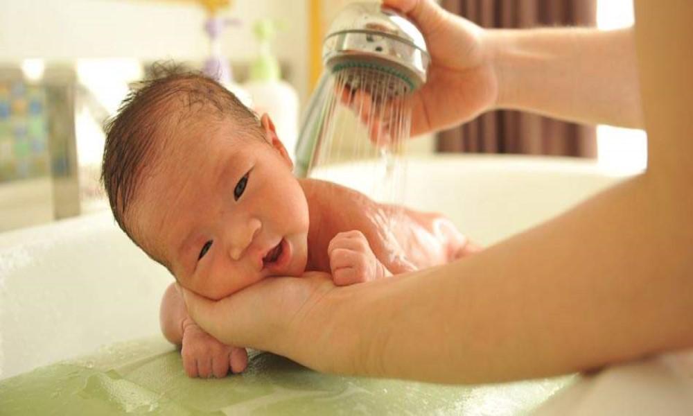 宝宝很怕洗澡洗头怎么办,为什么宝宝突然害怕洗澡了