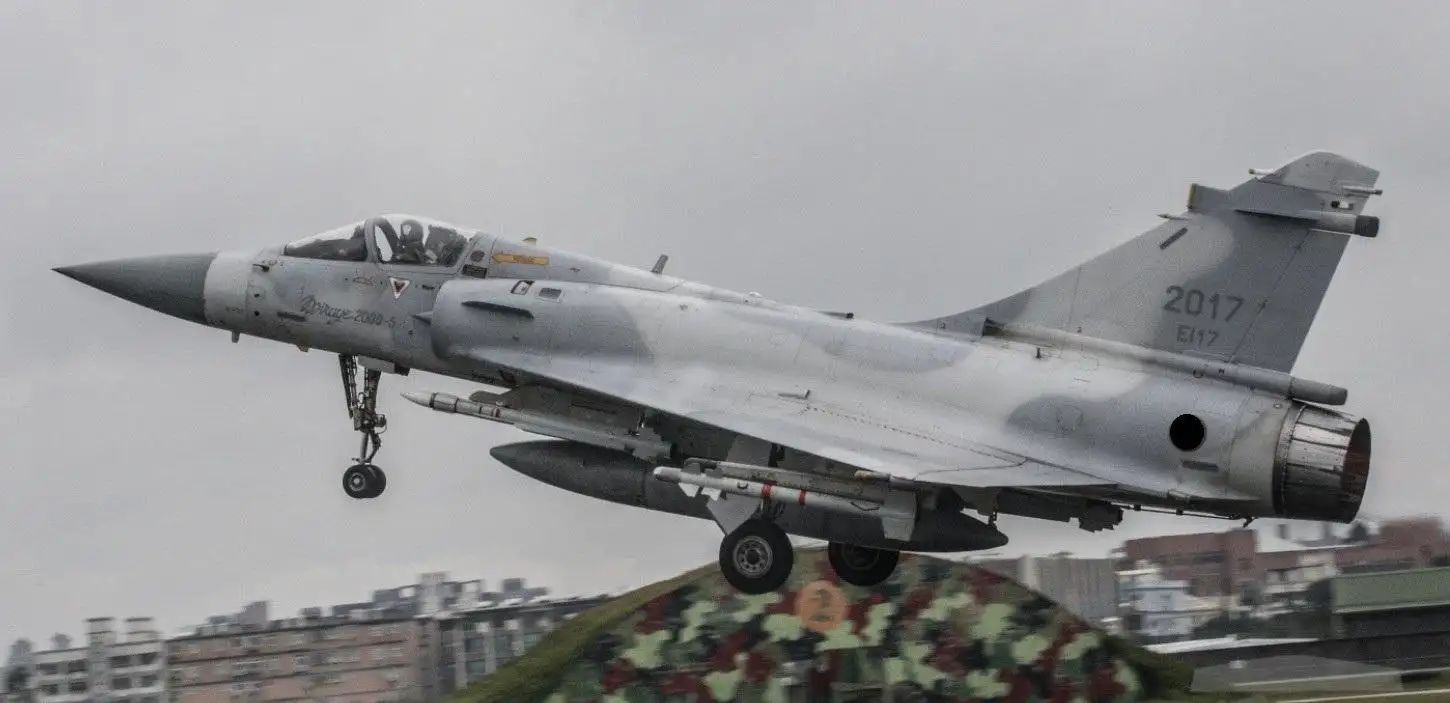 台军宣称解放军运8坠毁南海,专家:明明是你的幻影2000坠海