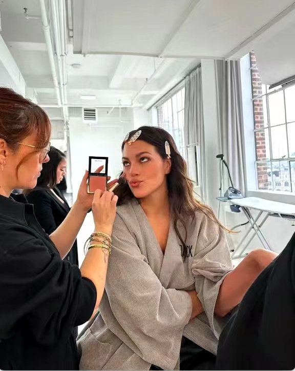 180斤大码超模靠针灸拔火罐美容!穿吊带身材火辣,自信到骨子里