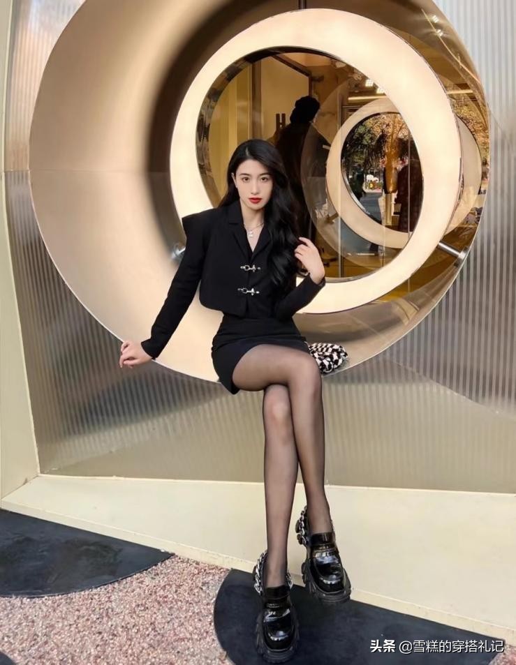 今年流行黑丝配玛丽珍鞋,夏季怎么穿黑色玛丽珍鞋