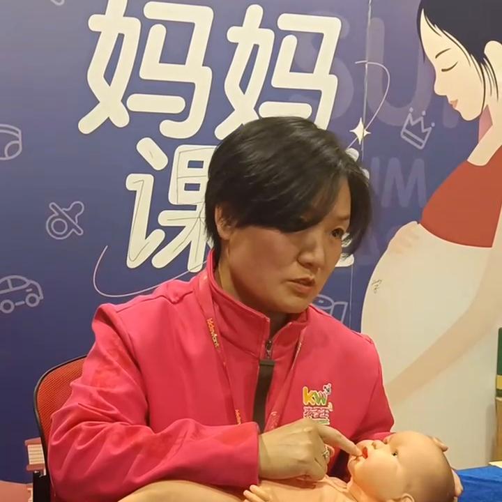 宝宝长牙了，牙齿该怎么护理呢？关注孩子王，学习更多育...